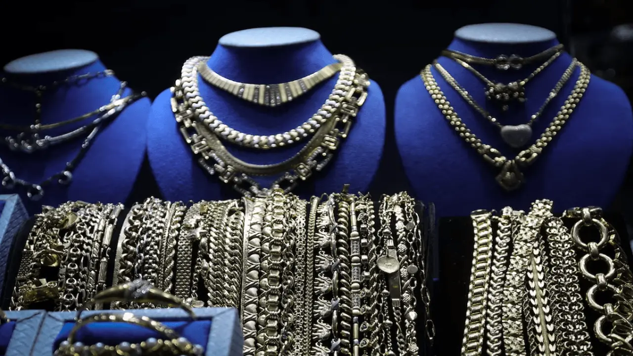 تراجع أسعار الذهب عالميًا وسط توقعات وصول الأونصة إلى 6000 دولار